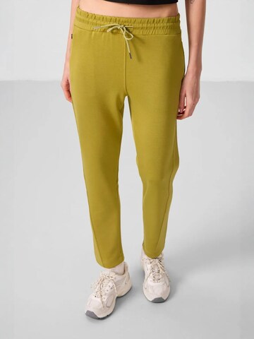 Tommy Life Regular Trousers in Yellow: front