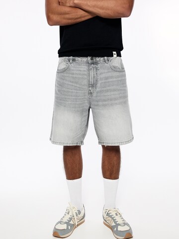 Pull&Bear Regular Shorts in Grau