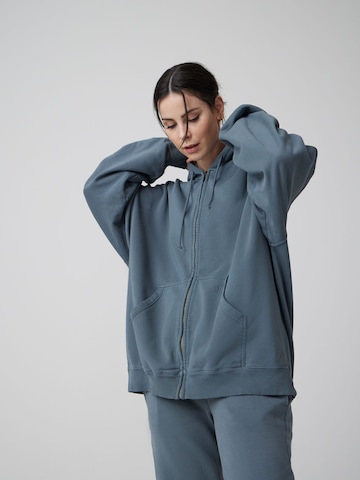 A LOT LESS Zip-Up Hoodie 'Merle' in Blue: front