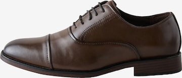 Next - Zapatos con cordón en marrón: frente
