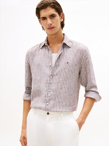 TOMMY HILFIGER - Ajuste regular Camisa en marrón: frente
