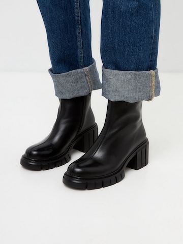 CESARE GASPARI Ankle Boots in Schwarz: Vorderseite