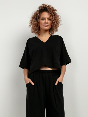 TESSITA Oversized Shirt in Black: front