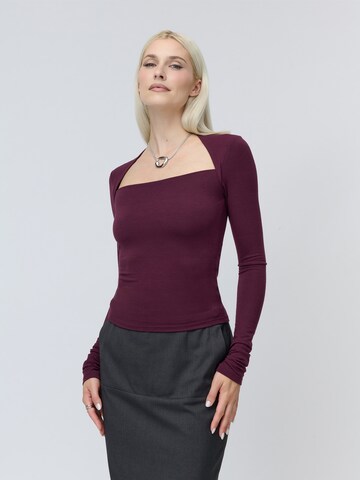 Tricou 'Elorah' de la LeGer Studio pe roșu