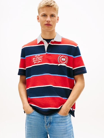 Tricou de la Tommy Jeans pe roșu: față