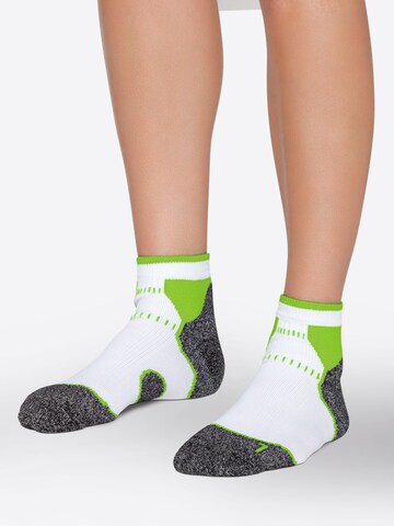footstar Sportsocken 'Performance'‌‌‌ in Grün: Vorderseite