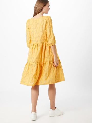 VILA Koktejlové šaty – žlutá
