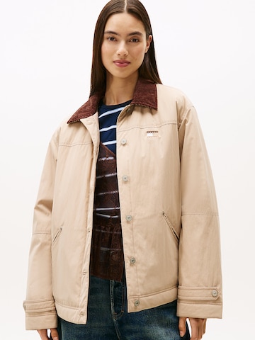 Tommy Jeans Přechodná bunda – béžová: přední strana