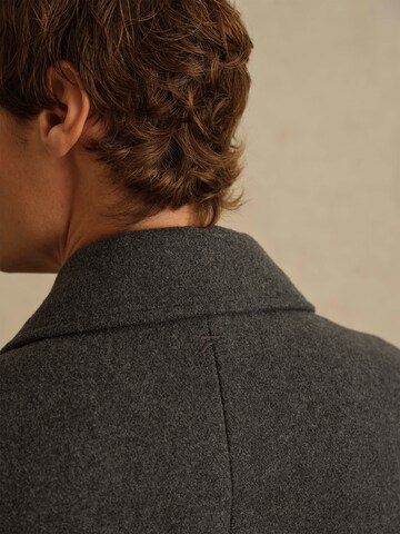 DAN FOX APPAREL Tussenjas 'Pascal' in Grijs