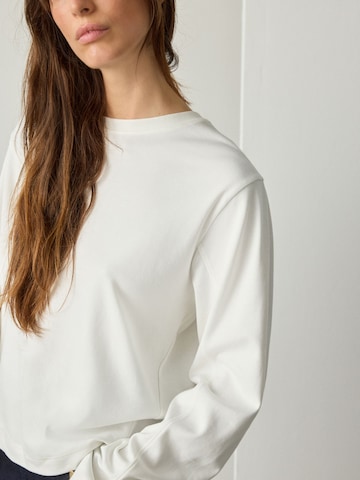 Tricou de la Next pe alb