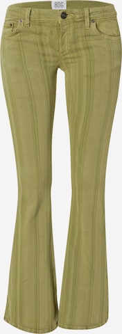 BDG Urban Outfitters Flared Jeans in Groen: voorkant