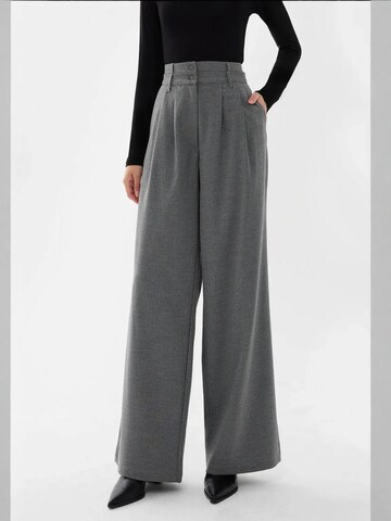 Hiccup - Perna larga Calças com pregas em cinzento