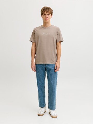 JJ Rebel Тениска 'JREBZAKI' в кафяво