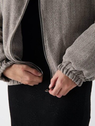Veste mi-saison 'Bomber with Ruffled Hem' MND en gris