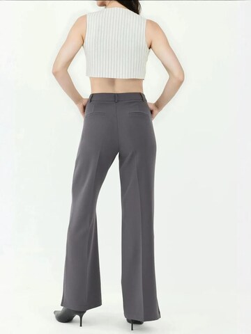 Regular Pantalon à plis Hiccup en gris
