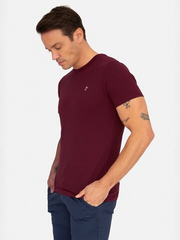 Jacey Quinn - Camisa em vermelho