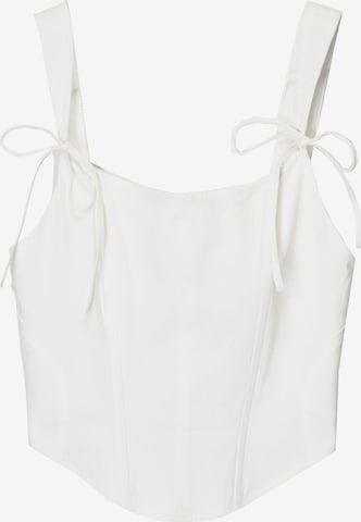 Top de la Bershka pe alb: față