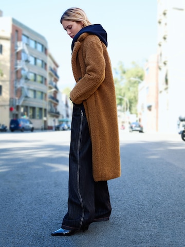 Bershka Between-Seasons Coat in Beige: front