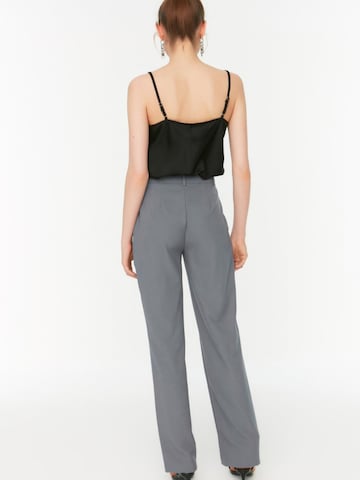 Regular Pantaloni cu dungă de la Trendyol pe gri