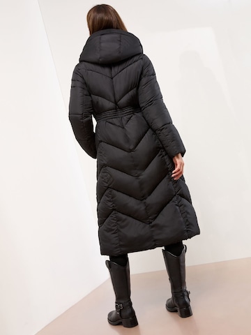 Lipsy Преходно палто в черно