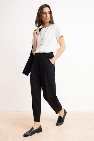 regular Pantaloni con pieghe di Trendyol in nero