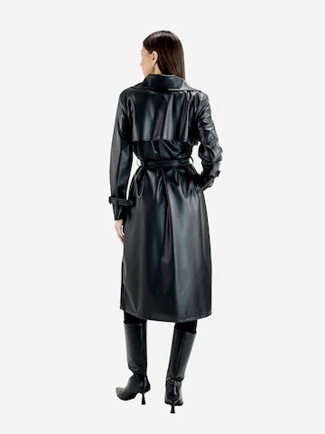 Elara Mantel in Schwarz