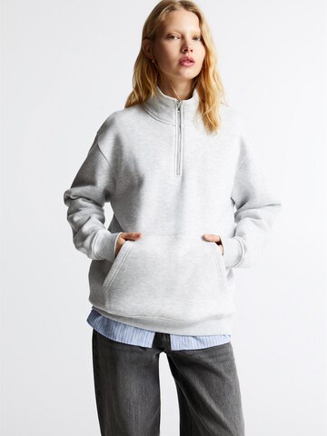 Pull&Bear Sweatshirt in Grey: front