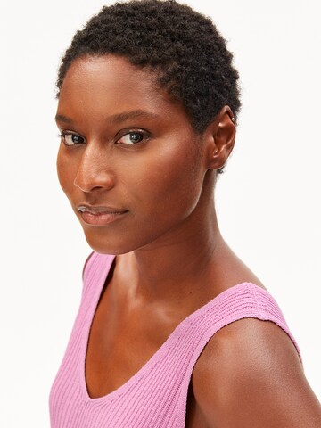 Haut ARMEDANGELS en rose