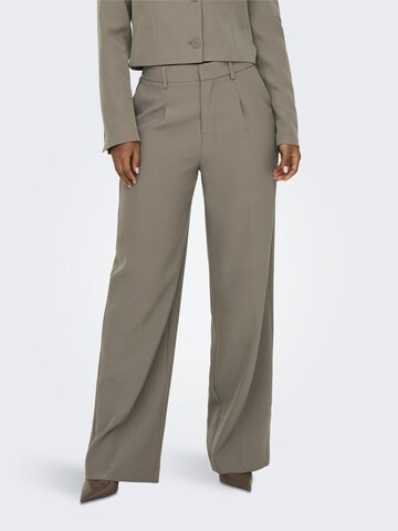 ONLY Loose fit Trousers with creases 'ELLY' in Brown: front