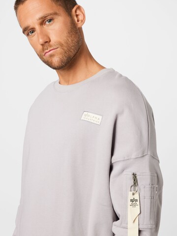 ALPHA INDUSTRIES Sweatshirt in Grau