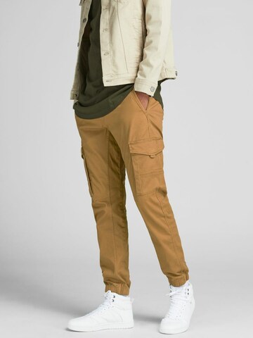 Effilé Pantalon cargo 'Paul Flake' JACK & JONES en marron : devant