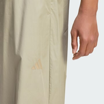 ADIDAS SPORTSWEAR - Perna larga Calças de desporto 'City Tech' em castanho