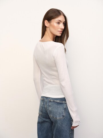 Tricou 'Nika' de la RÆRE by Lorena Rae pe alb