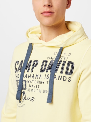 CAMP DAVID Sweatshirt i gul