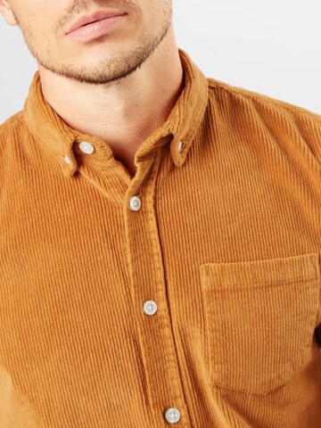 Redefined Rebel - Ajuste regular Camisa 'Sean' en naranja