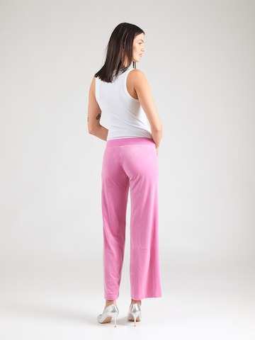 Juicy CoutureWide Leg/ Široke nogavice Hlače 'Gothic Crown' - roza boja