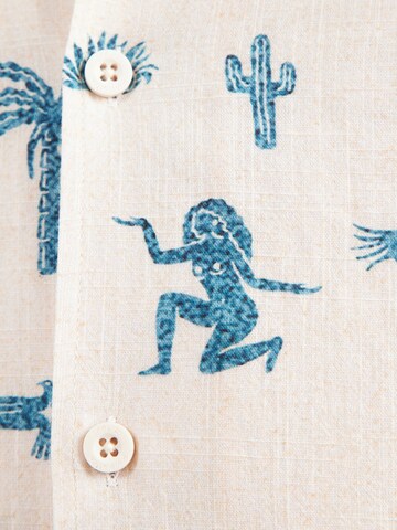 Revolution - Ajuste regular Camisa 'Cuban' en blanco