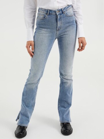 WE Fashion Flared Jeans in Blue: front