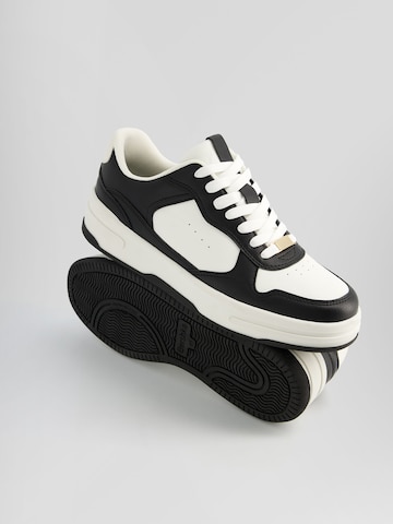 Bershka Sneakers laag in Zwart