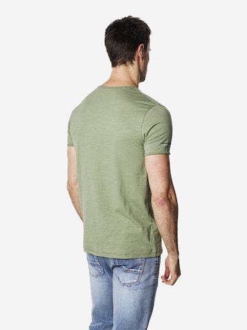 Tricou de la KOROSHI pe verde