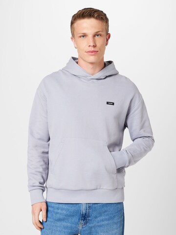 Sweat-shirt Calvin Klein en gris : devant