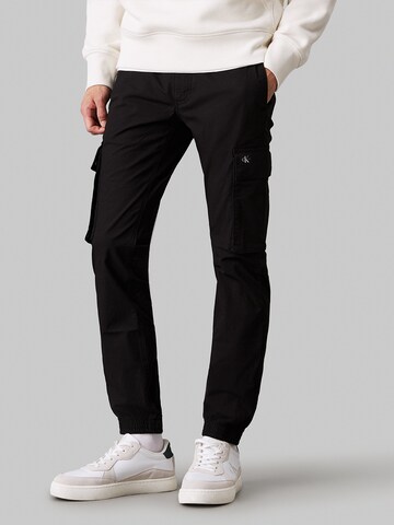 Tapered Pantaloni cargo di Calvin Klein Jeans in nero: frontale