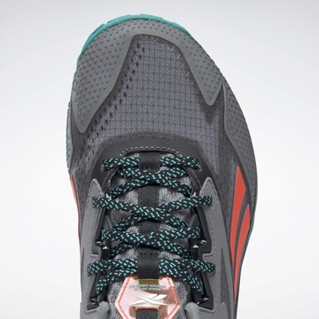 Scarpa da corsa 'Nano X2 TR Adventure' di Reebok in grigio