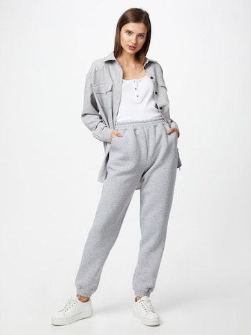 ABOUT YOU - Tapered Pantalón 'Naomi' en gris