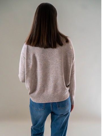 WEARABLE STORIES Trui 'Riske' in Beige