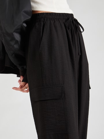 Tapered Pantaloni cargo 'KATINKA' di ONLY in nero