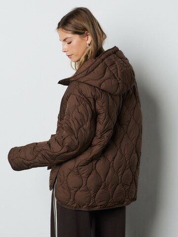 Next Välikausitakki värissä ruskea