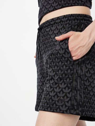 ADIDAS ORIGINALS Regular Shorts 'Trefoil Monogram' in Schwarz