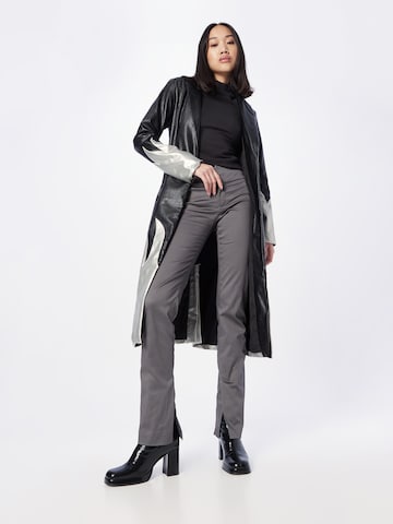 Coupe slim Pantalon Monki en gris