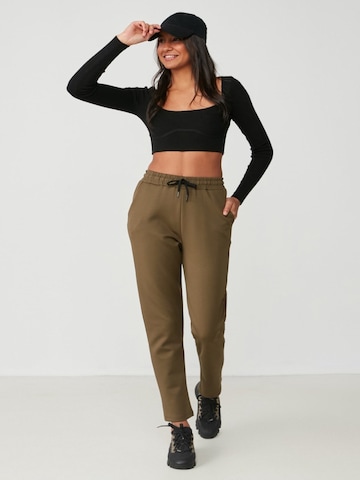 C&City Tapered Broek in Groen: voorkant